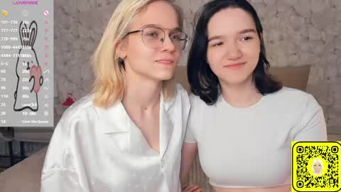 Snapshot of lacyedison chatting on 06-07-26, 07:17 Violet and Isabel online show from 06-07-26, 07:17