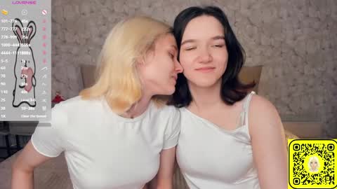 Snapshot of lacyedison chatting on 06-08-26, 07:03 Violet and Isabel online show from 06-08-26, 07:03