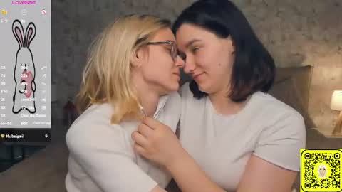 Violet and Isabel online show from 06-21-26, 07:16