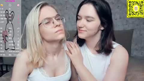 Violet and Isabel online show from 06-28-26, 07:42