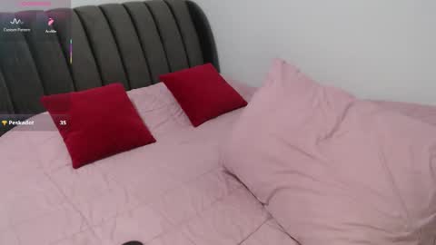 Snapshot of ladii_mia chatting on 04-10-26, 10:47 Mia online show from 04-10-26, 10:47