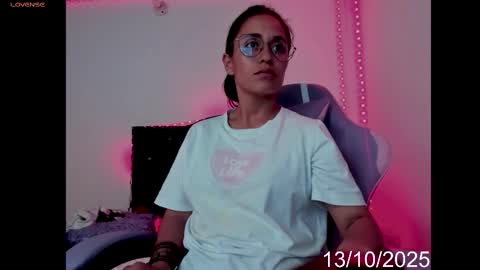 Snapshot of lady_jhana chatting on 11-18-25, 12:09 Jhana online show from 11-18-25, 12:09