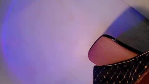 Ella online show from 10-05-25, 01:42