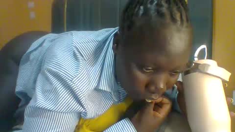 lindah32 online show from 05-07-26, 10:37