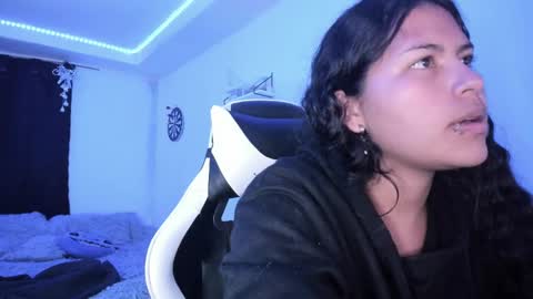 Snapshot of ladybrown_16 chatting on 01-08-25, 05:59 Lady online show from 01-08-25, 05:59