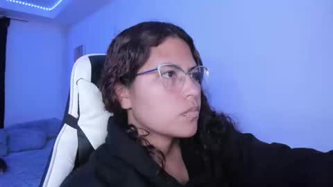 Snapshot of ladybrown_16 chatting on 09-17-25, 01:29 Lady online show from 09-17-25, 01:29