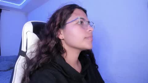 Snapshot of ladybrown_16 chatting on 09-21-25, 04:25 Lady online show from 09-21-25, 04:25