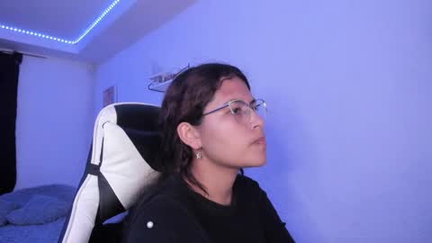 Snapshot of ladybrown_16 chatting on 09-22-25, 03:30 Lady online show from 09-22-25, 03:30