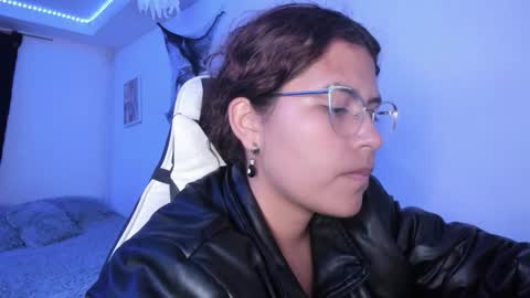 Snapshot of ladybrown_16 chatting on 10-15-25, 02:33 Lady online show from 10-15-25, 02:33