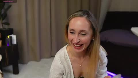 Snapshot of ladyemelymoon chatting on 05-29-26, 07:34 LadyEmelymoon online show from 05-29-26, 07:34