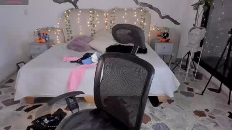 Snapshot of ladysweetts chatting on 10-28-25, 05:11 Lady online show from 10-28-25, 05:11