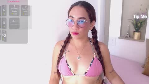 Snapshot of ladysweety01 chatting on 03-06-26, 08:38 Isabella online show from 03-06-26, 08:38