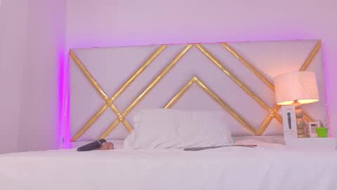 Laila Stilwills online show from 10-04-25, 03:21