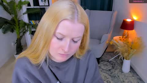 Snapshot of laly_peach chatting on 03-19-26, 11:47 Laly online show from 03-19-26, 11:47