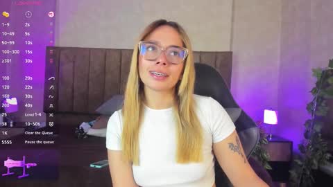 Snapshot of lanaamills chatting on 10-28-25, 03:54 Lana online show from 10-28-25, 03:54