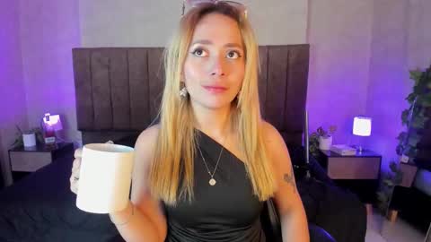 Snapshot of lanaamills chatting on 11-12-25, 03:18 Lana online show from 11-12-25, 03:18