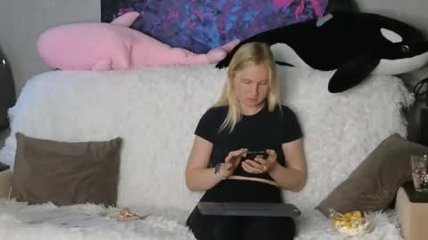 LanaviSmith online show from 11-19-25, 06:35