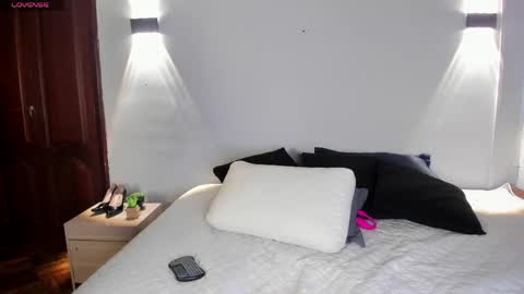 lara_reynolds_ online show from 05-08-26, 07:52