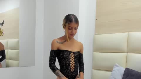 Snapshot of laramoon_ chatting on 02-22-25, 07:58 LARA online show from 02-22-25, 07:58