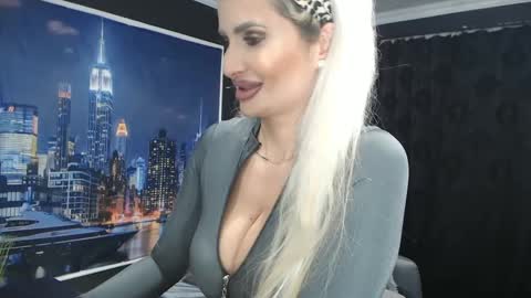 Snapshot of laras_moans chatting on 12-29-24, 12:12 laras_moans online show from 12-29-24, 12:12
