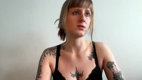 Lara online show from 06-19-26, 04:44