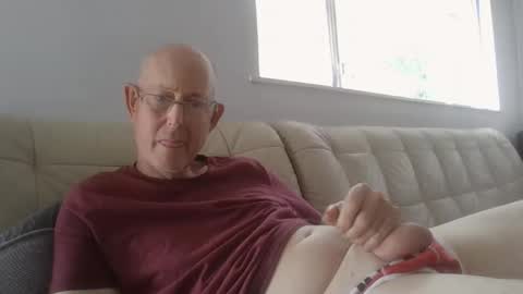 Snapshot of largerthan chatting on 04-01-26, 04:35 largerthan- say hi on entry online show from 04-01-26, 04:35