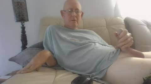 Snapshot of largerthan chatting on 04-23-26, 11:29 largerthan- say hi on entry online show from 04-23-26, 11:29