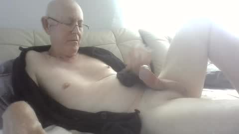 Snapshot of largerthan chatting on 05-23-26, 12:16 largerthan- say hi on entry online show from 05-23-26, 12:16