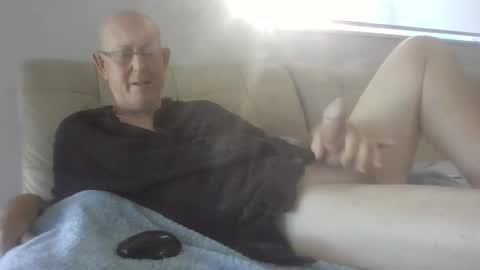 Snapshot of largerthan chatting on 06-05-26, 10:59 largerthan- say hi on entry online show from 06-05-26, 10:59