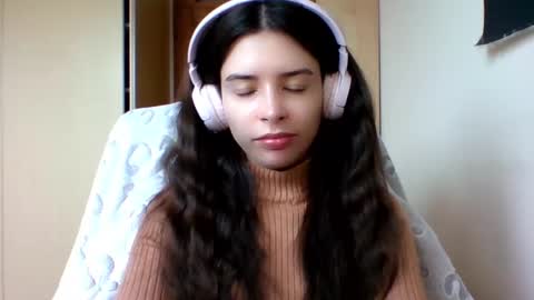 Snapshot of laricenature chatting on 02-13-25, 01:15 Larice online show from 02-13-25, 01:15