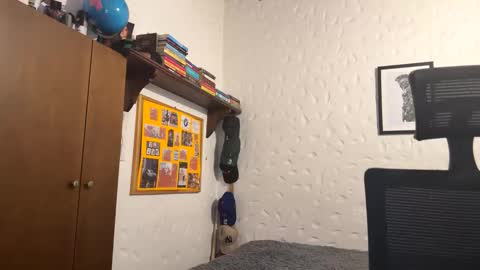 Snapshot of larry_jones chatting on 11-10-25, 01:10 andrew online show from 11-10-25, 01:10