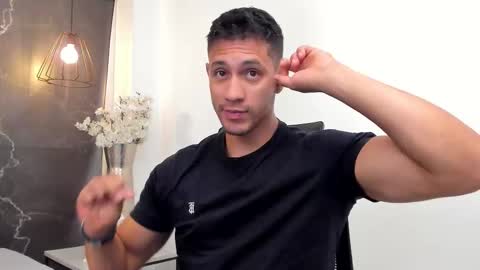 Snapshot of larry_jones chatting on 11-12-25, 01:11 andrew online show from 11-12-25, 01:11