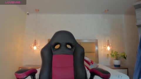 Snapshot of larsonmia chatting on 12-07-24, 12:24 MIA online show from 12-07-24, 12:24