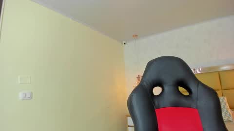 Snapshot of larsonmia chatting on 09-11-25, 12:16 MIA online show from 09-11-25, 12:16