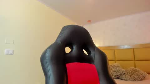 Snapshot of larsonmia chatting on 06-17-26, 12:29 MIA online show from 06-17-26, 12:29