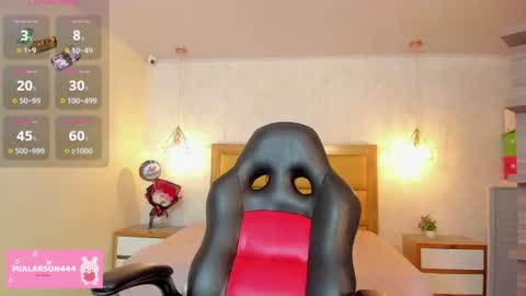 Snapshot of larsonmia chatting on 06-24-26, 12:26 MIA online show from 06-24-26, 12:26