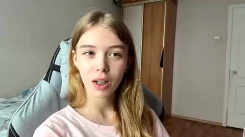 Snapshot of lateshastarnaud chatting on 07-24-26, 06:11 Linet online show from 07-24-26, 06:11