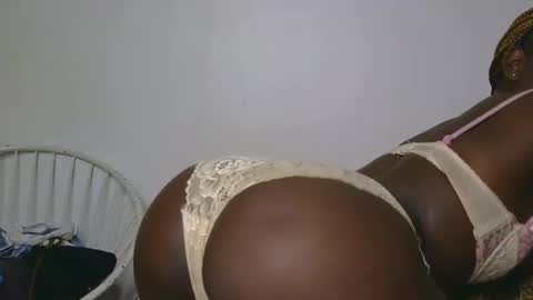 Snapshot of latiffaah_xx chatting on 02-28-26, 12:50 latiffaah_xx online show from 02-28-26, 12:50