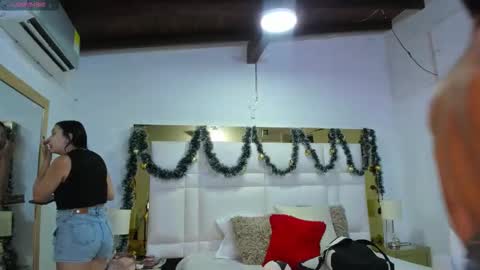 Johana y Santiago online show from 11-18-25, 08:02