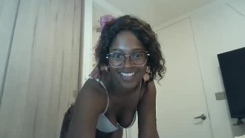 Snapshot of latina033 chatting on 11-17-25, 01:22 latina033 online show from 11-17-25, 01:22