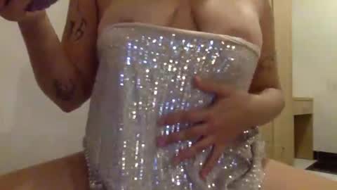 Latina Oil Princess online show from 12-16-25, 11:37