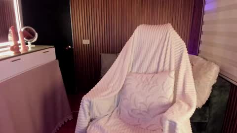 Snapshot of laura__cruz chatting on 02-15-26, 04:31 laura cruz online show from 02-15-26, 04:31