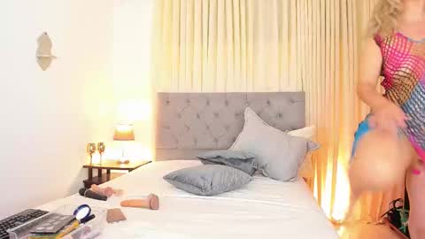 Snapshot of laura__martiinez chatting on 02-16-26, 02:18 online show from 02-16-26, 02:18