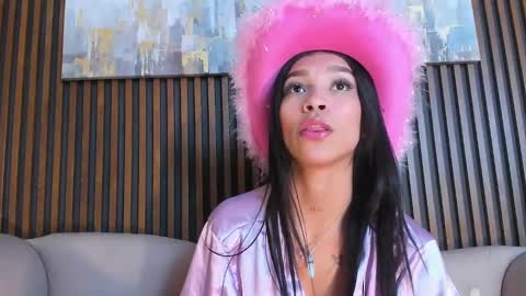 Snapshot of laura_aristizabal_19 chatting on 12-04-24, 05:33 Laura online show from 12-04-24, 05:33