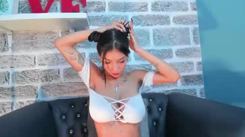 Snapshot of laura_aristizabal_19 chatting on 12-19-24, 04:02 Laura online show from 12-19-24, 04:02