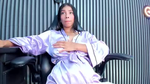Snapshot of laura_aristizabal_19 chatting on 01-20-25, 04:12 Laura online show from 01-20-25, 04:12