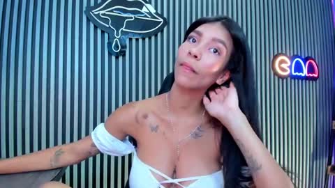 Snapshot of laura_aristizabal_19 chatting on 01-21-25, 04:37 Laura online show from 01-21-25, 04:37