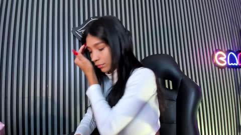 Snapshot of laura_aristizabal_19 chatting on 02-07-25, 01:01 Laura online show from 02-07-25, 01:01