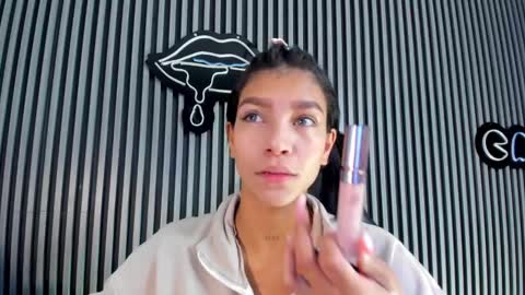 Snapshot of laura_aristizabal_19 chatting on 02-20-25, 12:47 Laura online show from 02-20-25, 12:47