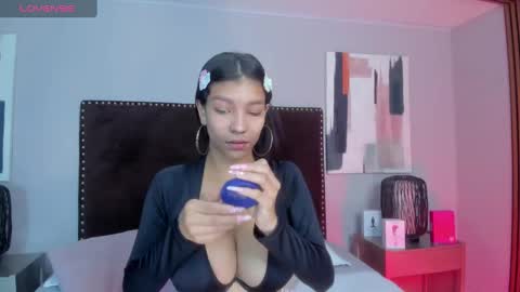 Snapshot of laura_aristizabal_19 chatting on 02-25-25, 01:06 Laura online show from 02-25-25, 01:06